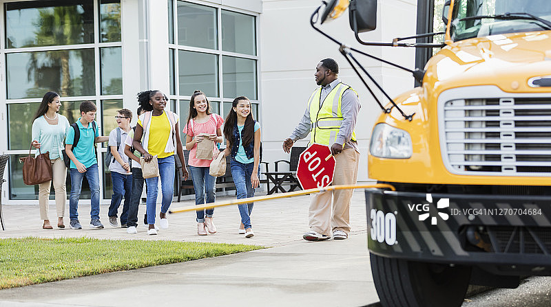 学生和老师登上校车图片素材