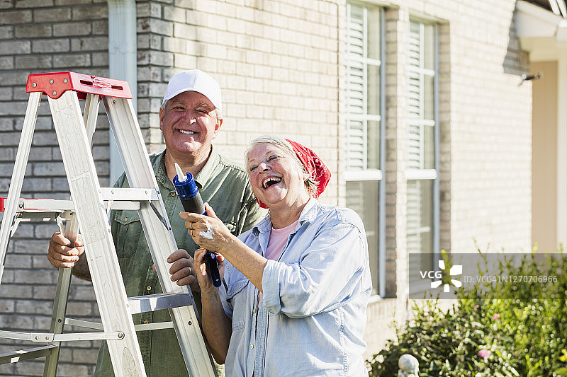 老年夫妇进行家庭维护图片素材