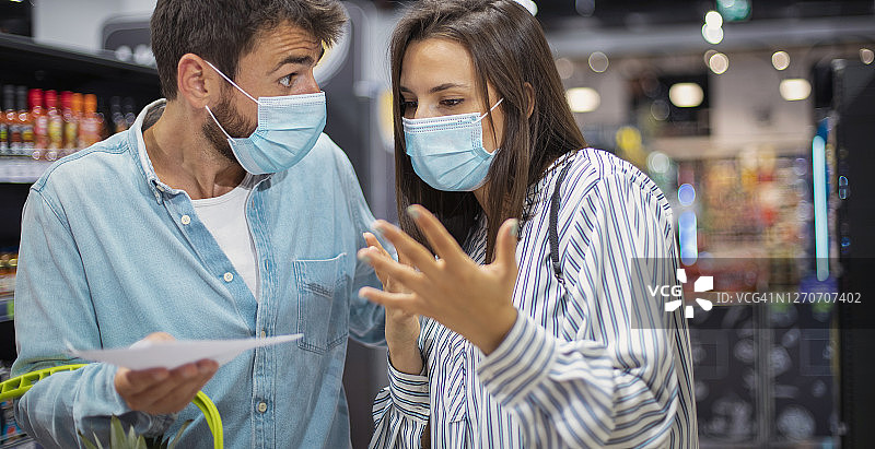 在食品杂货店购物时不要开玩笑图片素材