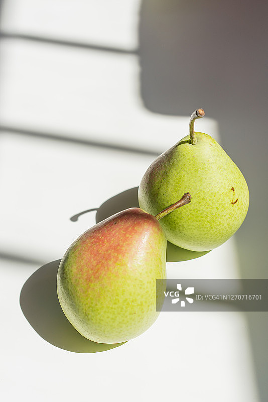 白色桌子上的绿色梨图片素材