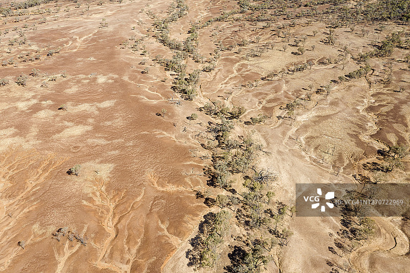 澳大利亚内陆干涸河床和龟裂土地鸟瞰图图片素材