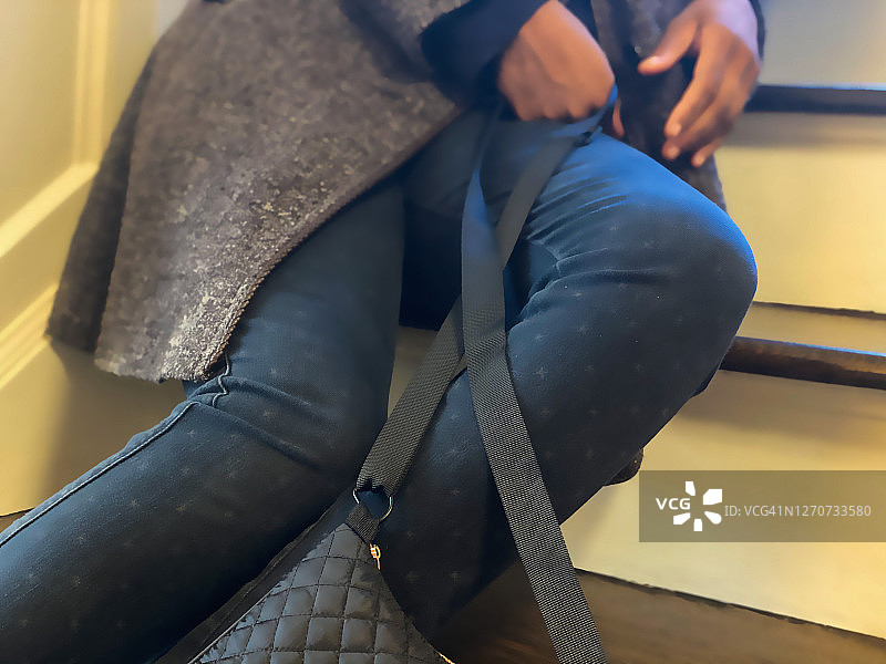 非裔美国妇女在家里的楼梯上摔倒图片素材