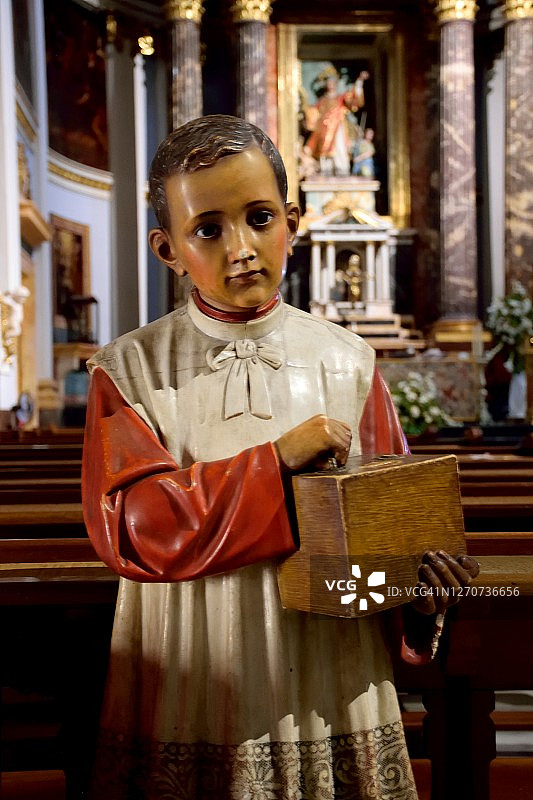 在教堂乞讨图片素材