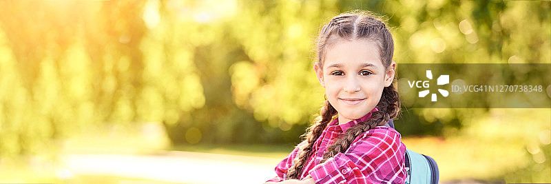 背着书包的小学生，去教室的生活方式，户外图片素材