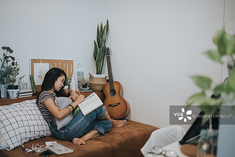 自由漫画艺术家工作场景照片图片素材