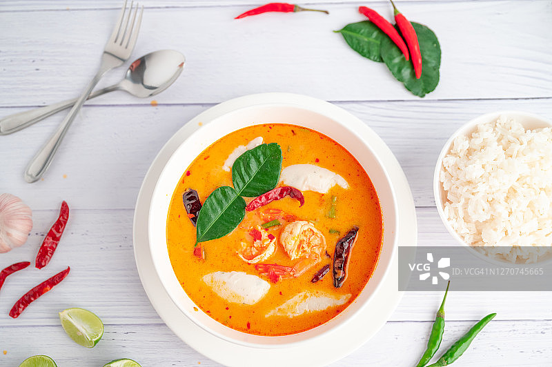 冬阴功和鱼丸泰国美食，搭配白色木质背景和配菜图片素材