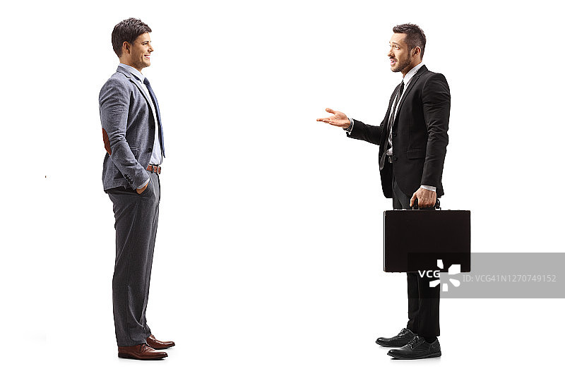 西装革履的商人与一位男士交谈图片素材