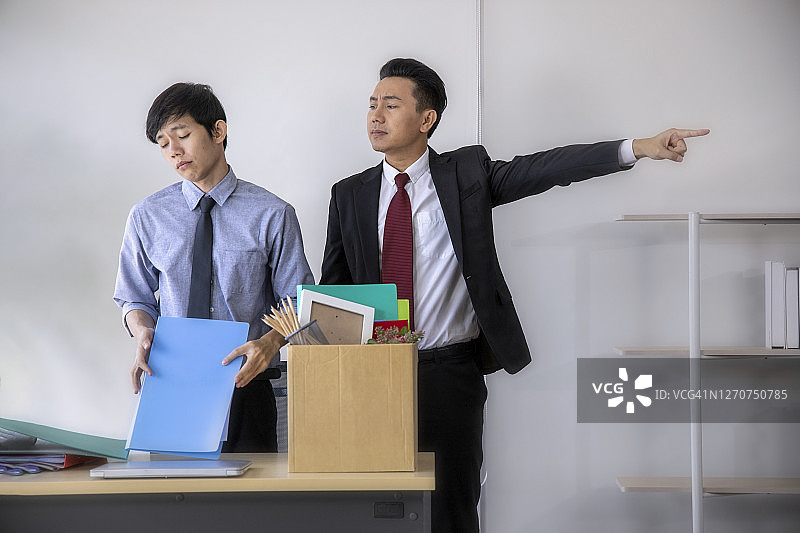 愤怒的老板训斥犯错的男员工，团队领导责骂下属工作失误图片素材