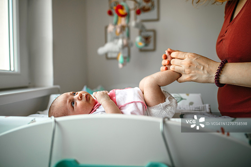 家中婴儿房里的可爱女婴图片素材