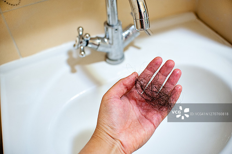 洗头后手臂上的掉发概念图片素材