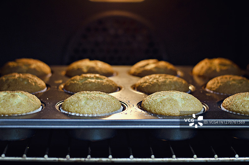 烤箱中的玛芬蛋糕图片素材