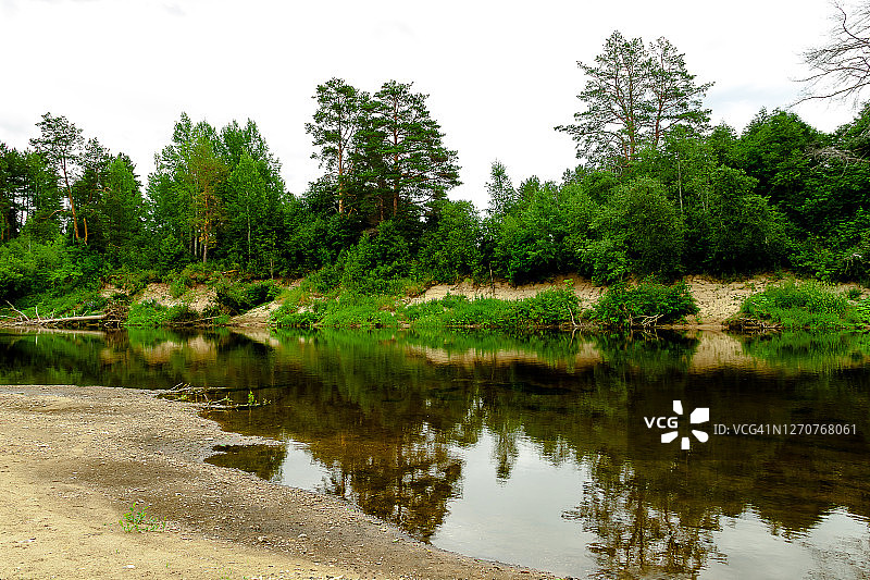科克申加河岸风光：沙滩、绿草与树木图片素材