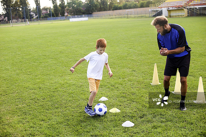 男孩和他的教练在训练图片素材