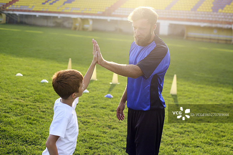 男孩和他的教练在训练图片素材
