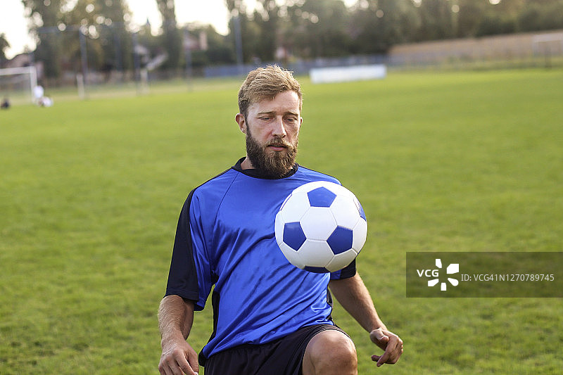 控制球的足球运动员图片素材