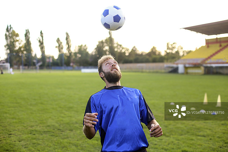 控制球的足球运动员图片素材