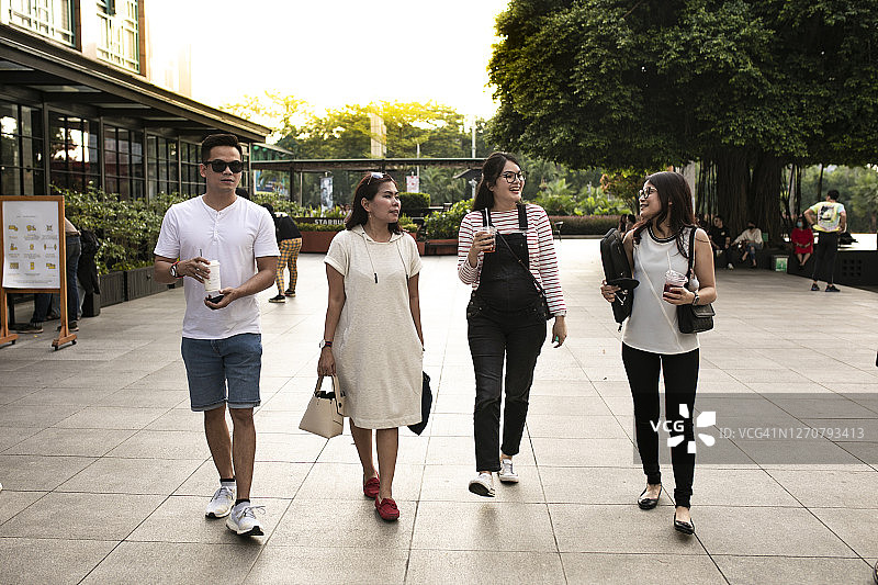 朋友们在户外交谈散步图片素材