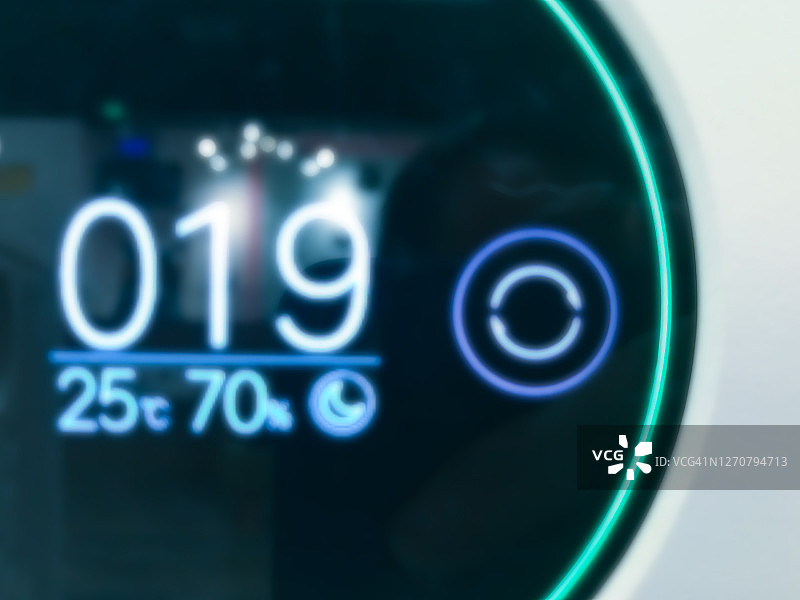 深蓝色背景上的数字恒温器图片素材