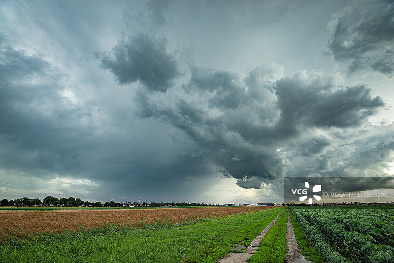 农田上空的壮观风暴云图片素材