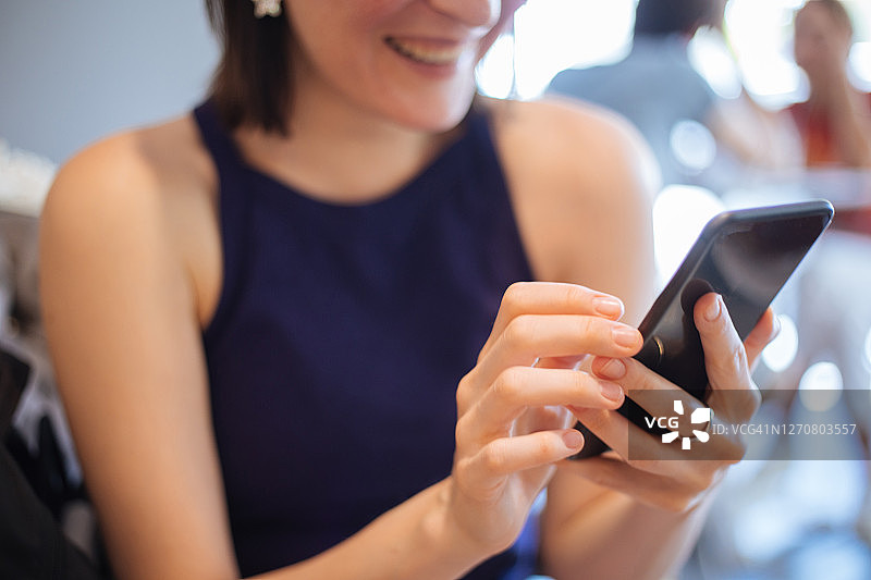 女人在咖啡馆使用智能手机图片素材