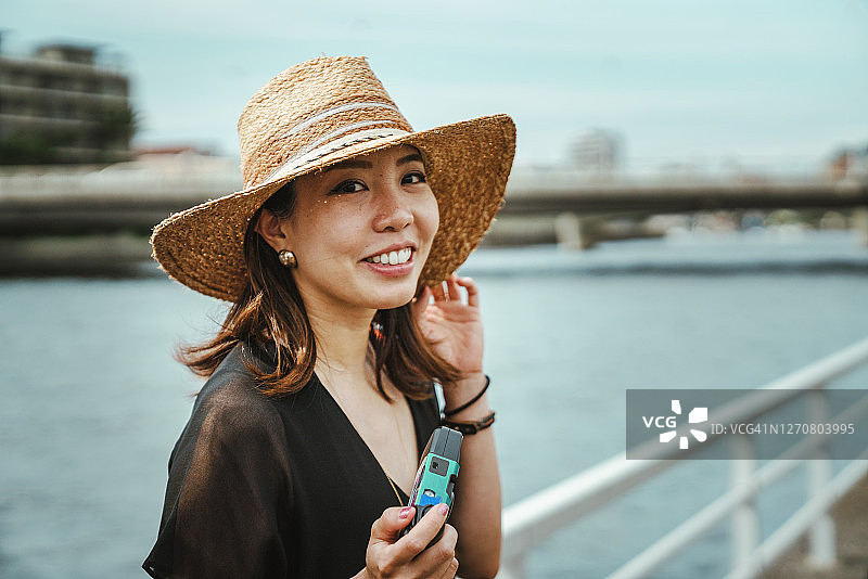 年轻女子用一次性相机拍照图片素材