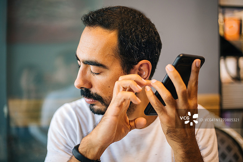 失明男子使用科技图片素材