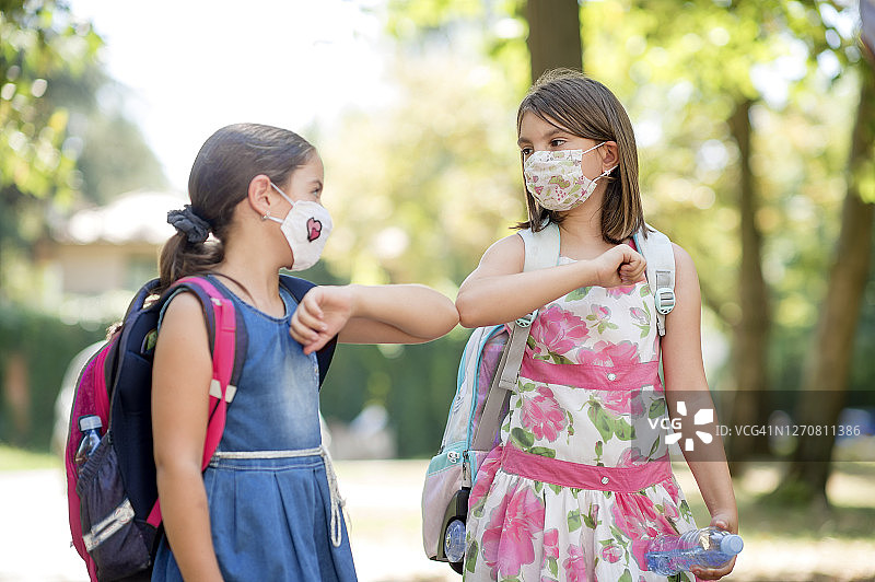 用手肘碰触代替握手的女学生们图片素材