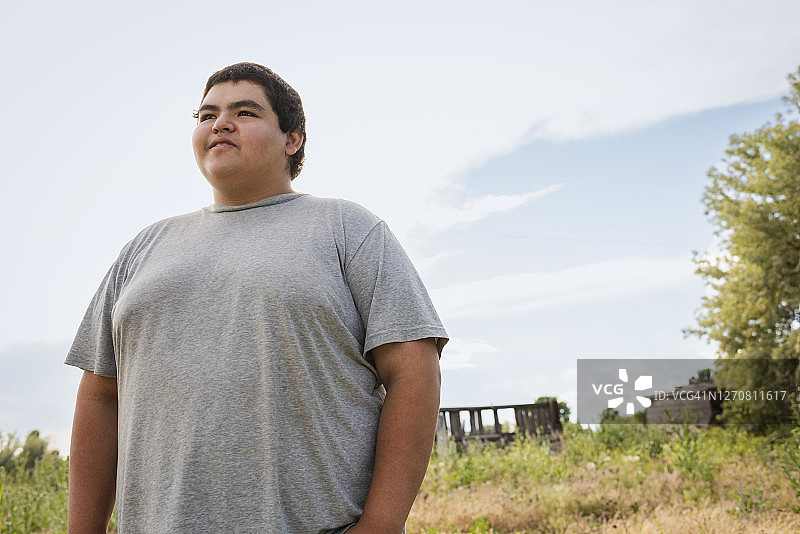 站在户外的年轻男人图片素材