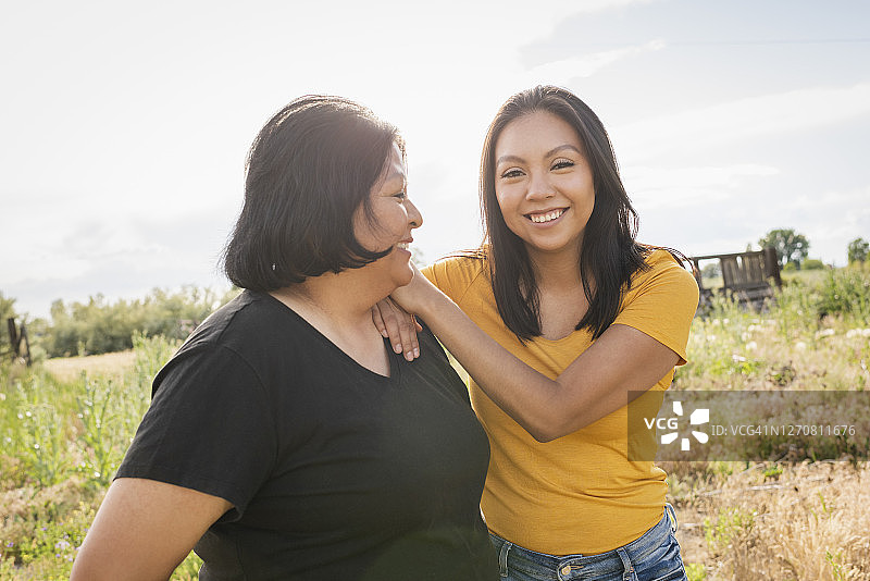母亲和成年女儿在户外图片素材