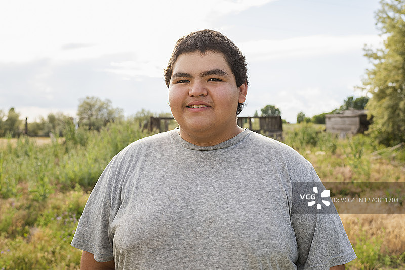 站在户外的年轻男人图片素材