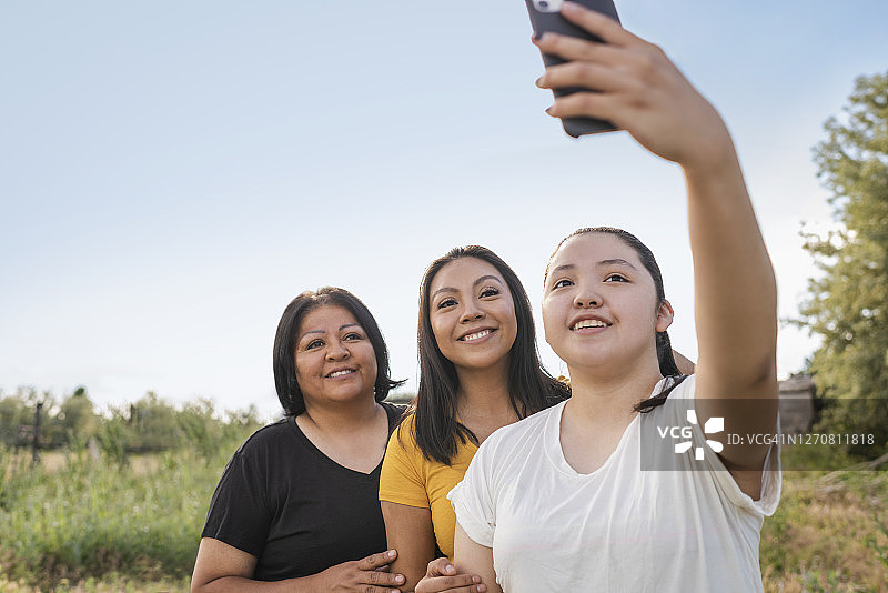 女孩与姐姐和母亲自拍图片素材