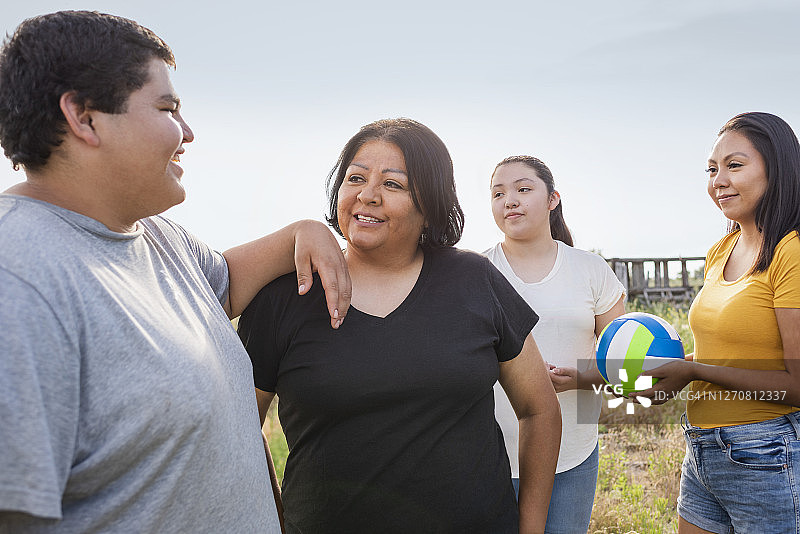 母亲和她的儿子及两个女儿图片素材