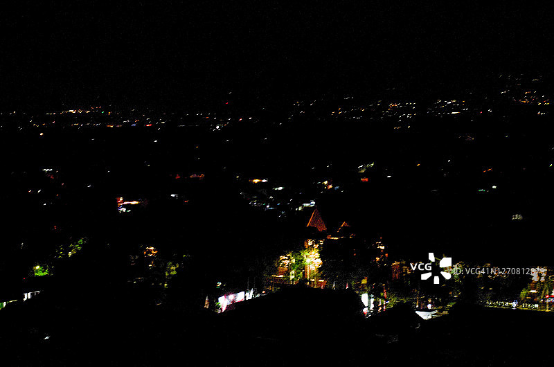 低光夜间城镇景观图片素材