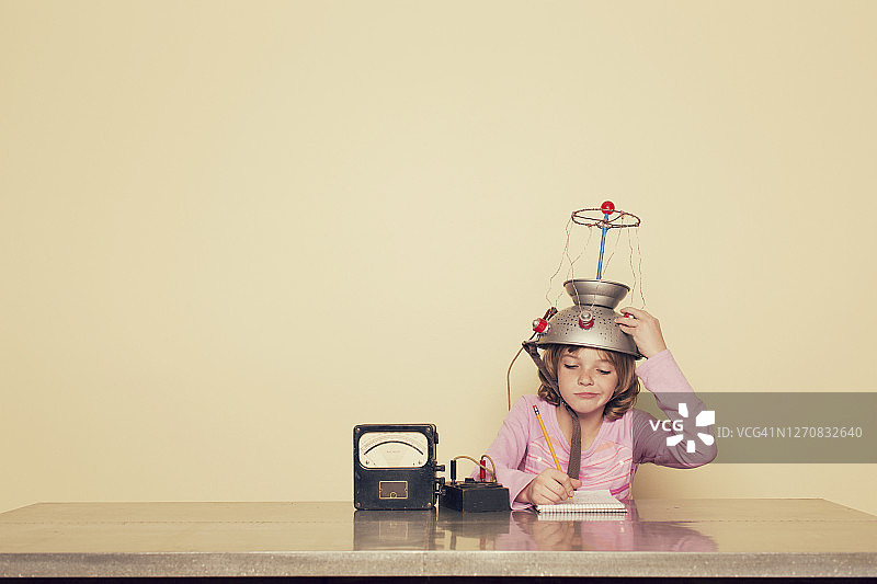 使用读心术机器的年轻女孩图片素材