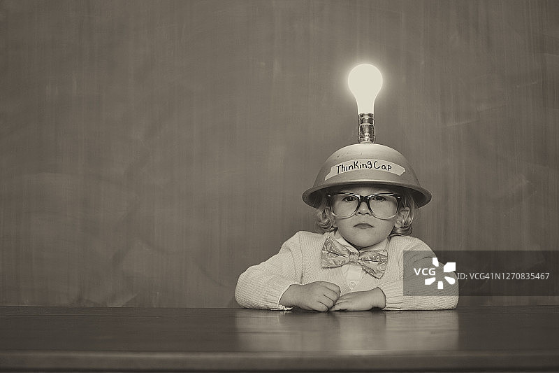 有想法的年轻书呆子女孩图片素材