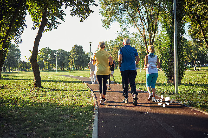 一群老年人在公园里慢跑图片素材