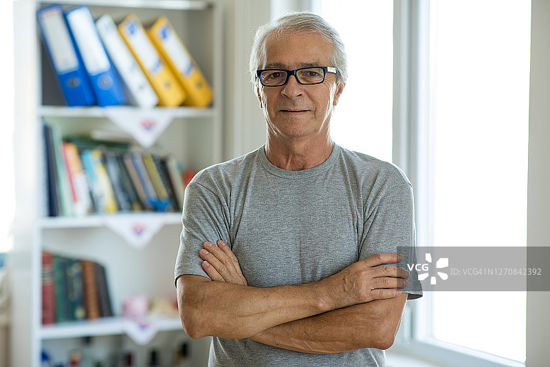 年长的男人在家放松图片素材