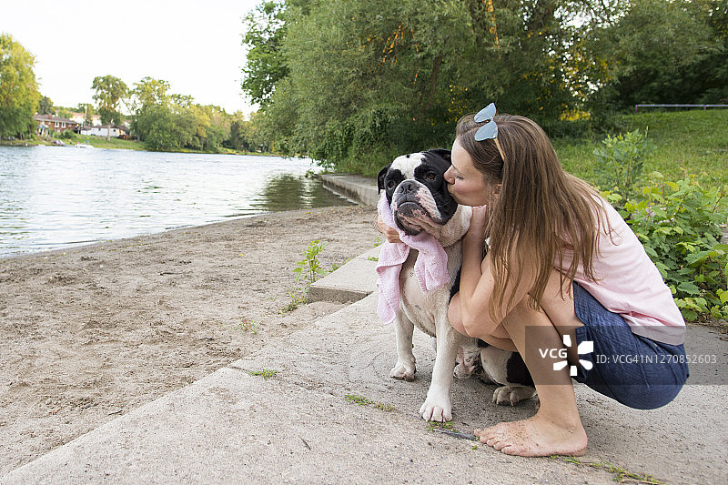 在海滩与我的狗度过美好的一天图片素材