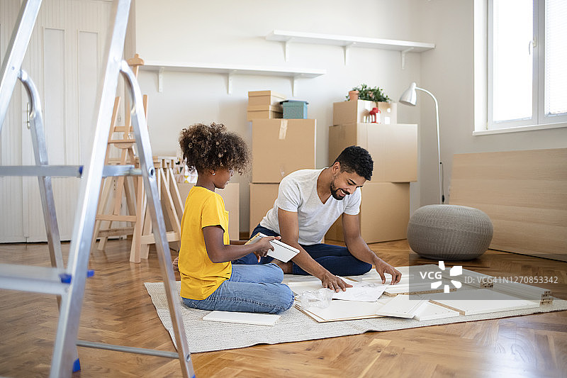 他们入住新家的第一天图片素材