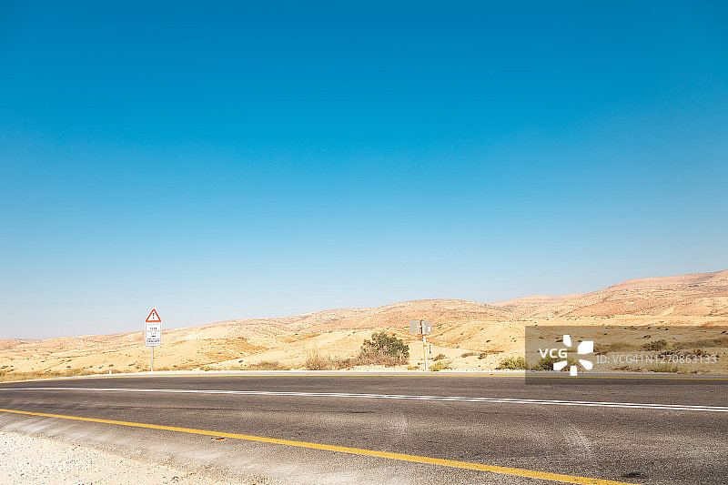 沙漠中的高速公路图片素材