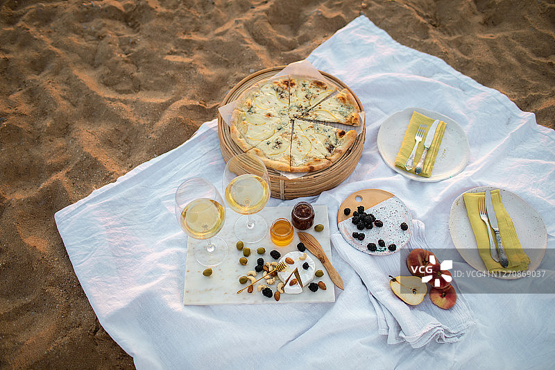日落时分，海边的精美野餐图片素材