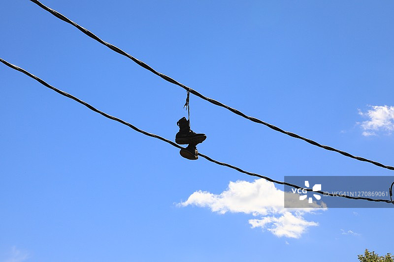 挂在电线上的鞋子图片素材