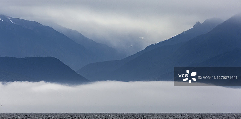 雾气笼罩在太平洋上空图片素材