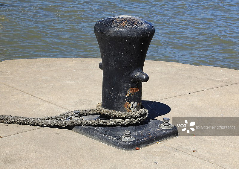 系有船绳的航海船只系泊柱图片素材