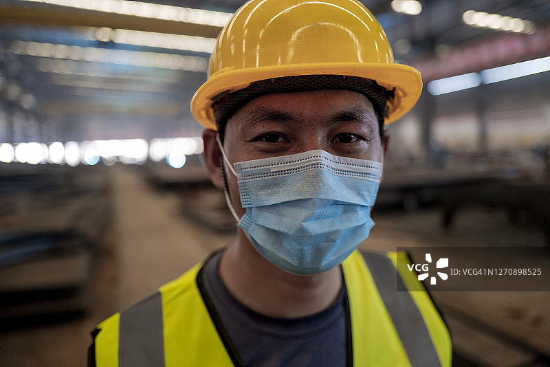 工厂里自信微笑的男技术员图片素材