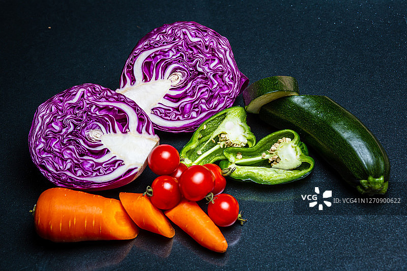 黑色桌子上的各种水果和蔬菜图片素材