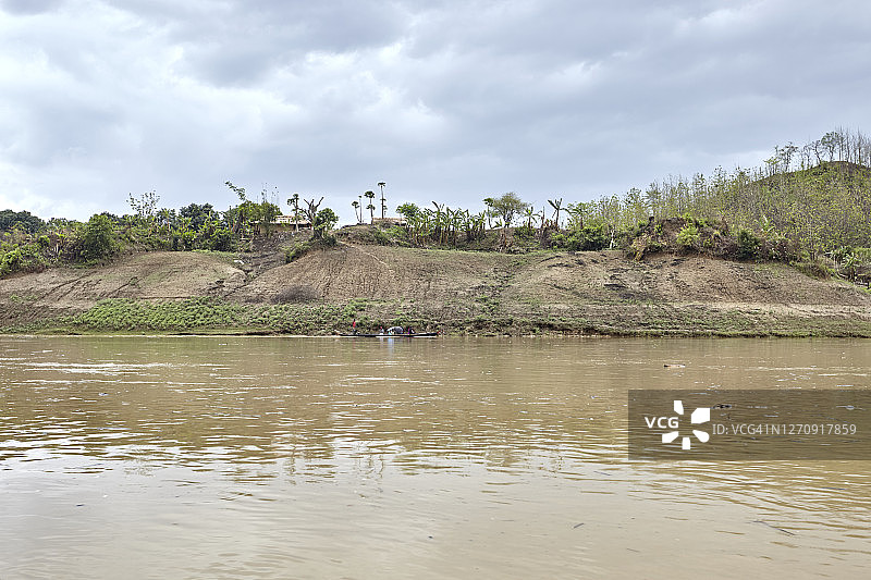 在雨天，停靠在桑古河岸边（班多尔班）的一艘小独木舟，位于吉大港山区，孟加拉国图片素材