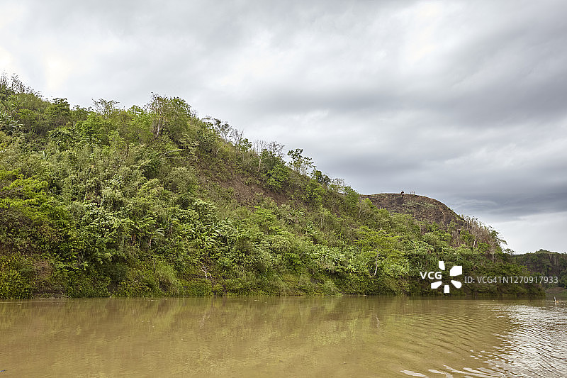 雨季孟加拉国，流经吉大港山区的桑古河风光图片素材
