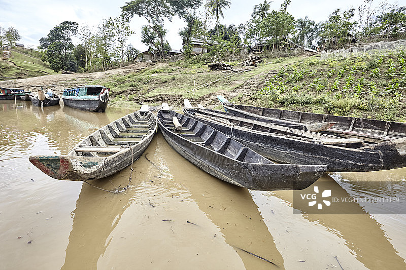 雨天孟加拉国吉大港山区桑古河岸边的船只和独木舟图片素材