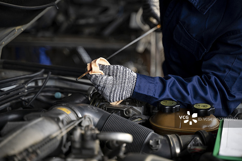 汽车修理工检查机油液位图片素材